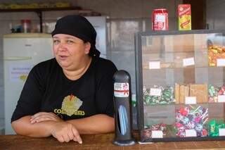 Dona de cantina, Joseli mora há 20 anos no bairro e reclama que asfalto não chegou. (Foto: Fernando Antunes)