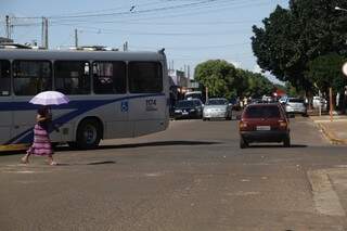 Região é linha de ônibus e tem trânsito frequente de moradores (Foto: Marcelo Victor)