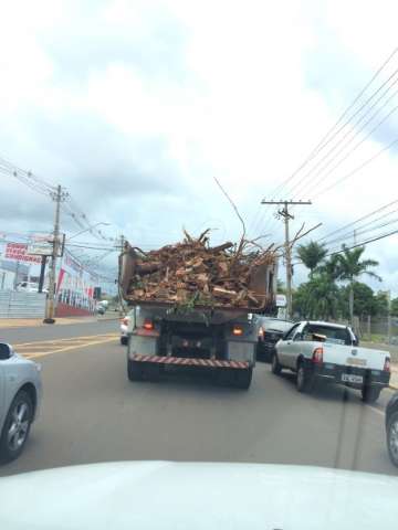 Caminh&atilde;o transporta entulho com tampa da ca&ccedil;amba aberta na Joaquim Murtinho