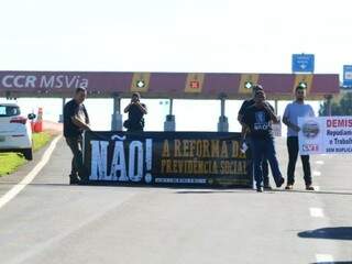 Nesta segunda-feira o protesto foi em Jaraguari,
 a 44 km de Campo Grande (Foto: André Bittar)