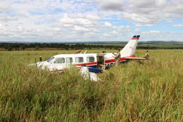 Desmontagem de avi&atilde;o que levava globais atrai 300 curiosos em fazenda