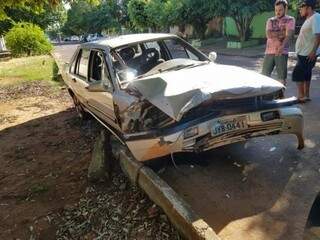 Operador de m&aacute;quinas morre no hospital depois de colidir carro em carreta 