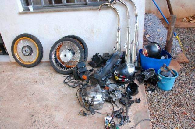 V&iacute;tima investiga roubo de moto e leva Pol&iacute;cia a desmanche no Oliveira