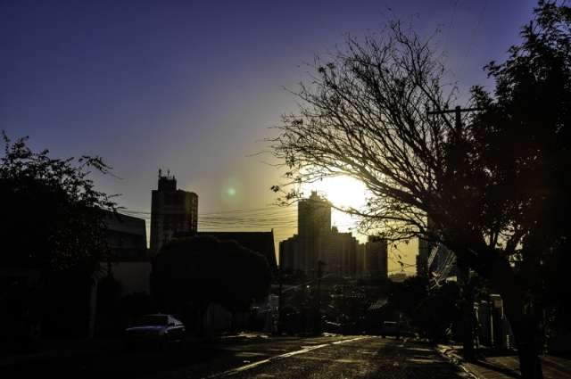 Dia amanhece com c&eacute;u sem nuvens e s&aacute;bado ser&aacute; quente em Campo Grande
