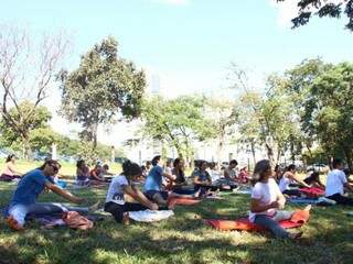 Aulão de Yoga no Parque das Nações Indígenas. (Foto: Fernando Antunes)