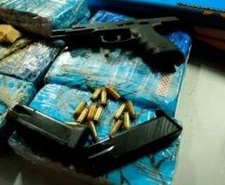 A pistola, as munições e a droga foram levadas junto com o motorista para a Delegacia de Ivinhema (Foto: Divulgação/PMR)