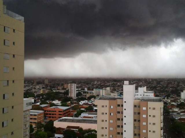 Em 24 horas, 9 mil raios ca&iacute;ram no Estado, 100 deles em Campo Grande