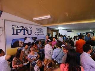 Central de atendimento ao IPTU lotada nesta terça (Foto: André Bittar)