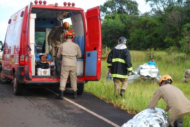 Gol bate em Corsa ao desviar de buraco e acidente mata um e fere tr&ecirc;s