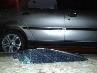O vidro do carro do fotógrafo Marcos Ermínio foi arrancado e seu equipamento roubado (Foto: Marcos Ermínio)