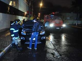 Cinco veículos foram incendiados com as mesmas características na noite desta 4ª feira. (Foto: João Garrigó)