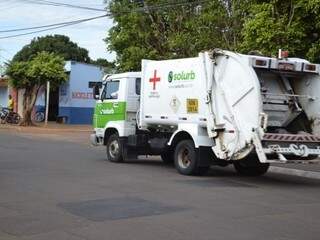 Caminhão da Solurb em uma vi a de Campo Grande. (Foto: Arquivo).
