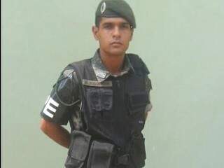 Foto publicada por Diego em sua página do Facebook. Ele era soldado do Exército e fazia curso de formação para cabo. (Foto: Reprodução/Facebook)