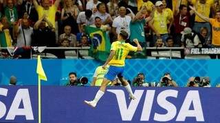 A comemoração do camisa 11 Coutinho, o primeiro gol do Brasil na Copa do Mundo de 2018
