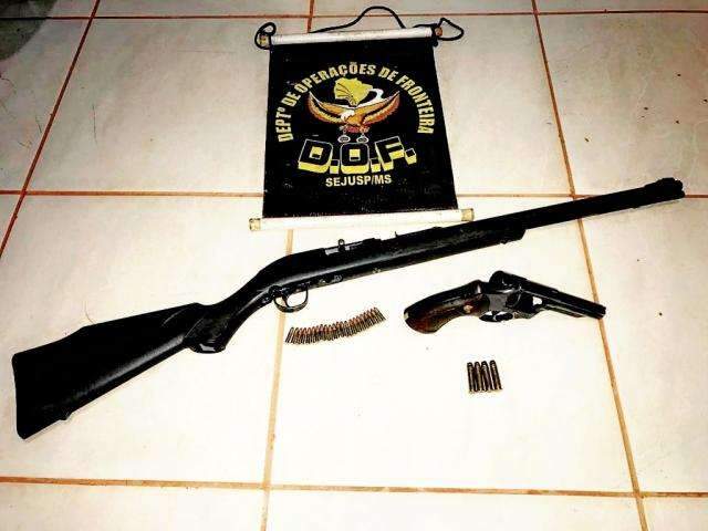 Homem &eacute; flagrado com armas adulteradas e muni&ccedil;&otilde;es na MS-156