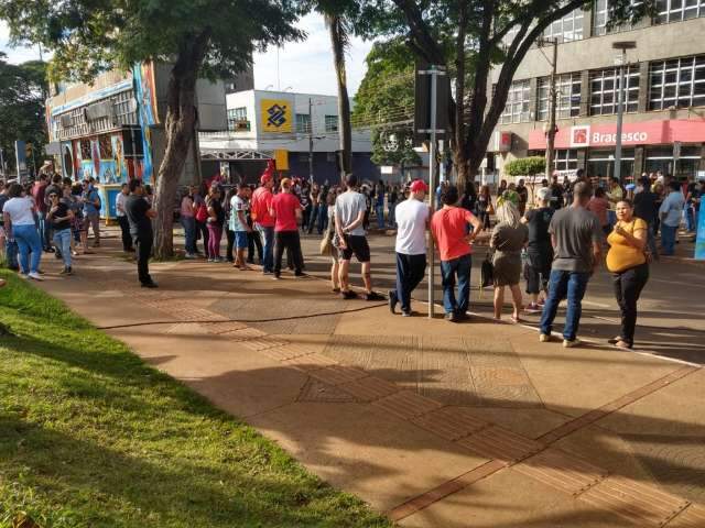 Dia de greve tem ades&atilde;o parcial de professores e bancos abrem mais tarde