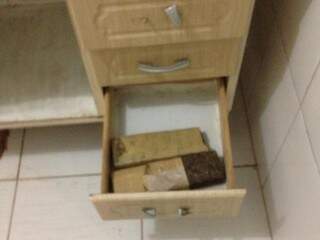 Polícia também encontrou tabletes escondidos em móveis. (Foto: Divulgação)