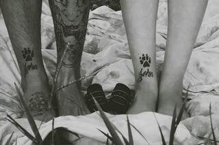 Tatuagem foi feita após casal se despedir do primeiro filho. (Foto: Júlia Lopes Fotografia)