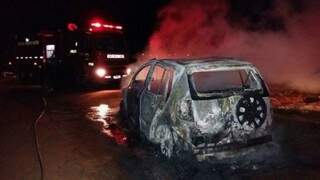 Corpo de Bombeiros foi acionado, mas carro já havia sido consumido pelas chamas (Foto: Rádio Caçula)