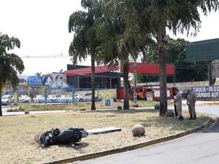 Motocicleta foi parar no meio do canteiro, no cruzamento da Rua Joaquim Murtinho com a Avenida Zahran (Foto: Paulo Francis)