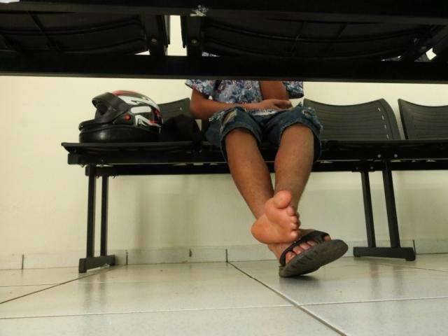 Trio bloqueia rotat&oacute;ria para assaltar motoristas e apedreja adolescente 