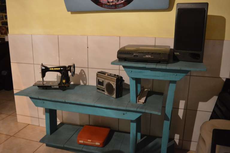 Máquina de costura de escrever são de Rose e os rádios eram de Rocio. (Foto: Thais Pimenta)