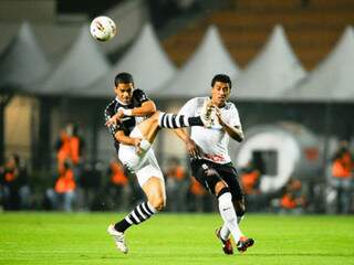 Paulinho foi firme na marcação durante todo o jogo e no final ainda fez o gol da vitória (Foto: Gazeta Press)