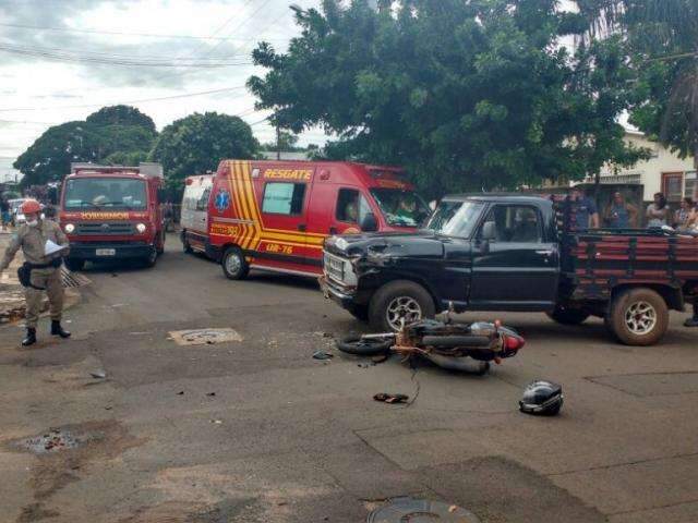 V&iacute;tima de acidente entre moto e camionete segue em estado grave