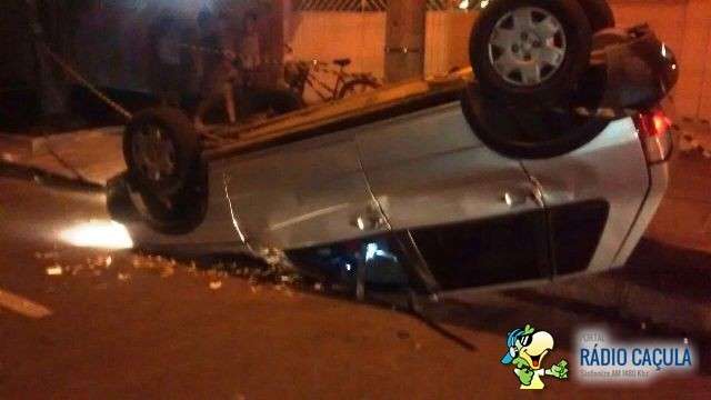 Uno capota ao bater de frente com ve&iacute;culo na contram&atilde;o
