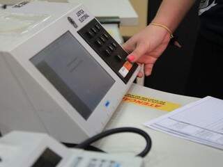 Funcionária testa urna no TRE-MS. (Foto: Marina Pacheco/Arquivo).