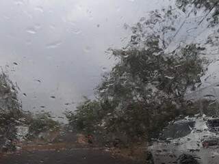 Na Vila Albuquerque, chuva molha para-brisa de carro (Foto: Fernanda Palheta)