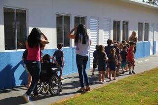 Crianças conhecem novas salas modulares inauguradas hoje (Foto: Marcos Ermínio)