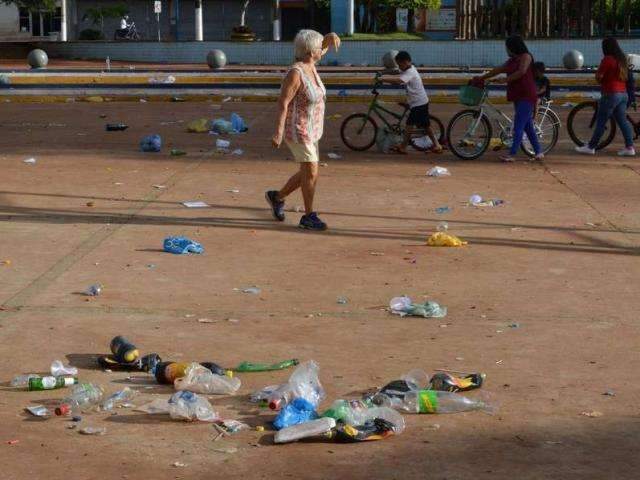 Carnaval organizado em redes sociais deixa pra&ccedil;a tomada por lixo