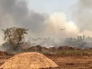 Aeronave sobrevoa incêndio na região do Rio Miranda; situação é considerada crítica por moradores. (Foto: Direto das Ruas/Reprodução)