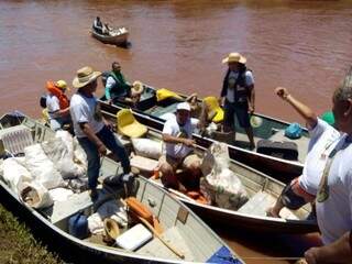 “Rali do lixo” promovido pelo Rotary Club encontrou até sucata de geladeira nas margens de rio (Foto: Divulgação)