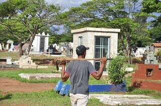 Márcio ganha até R$ 800 com limpeza de túmulos no Cemitério Cruzeiro (Foto: João Garrigó)