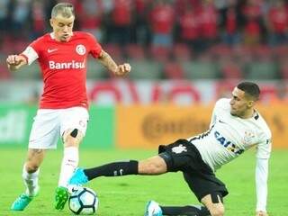 Atletas do Internacional e Corinthians durante disputa anterior (Foto: Ricardo Duarte/SC Internacional)