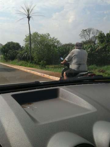 Motociclista sem capacete 