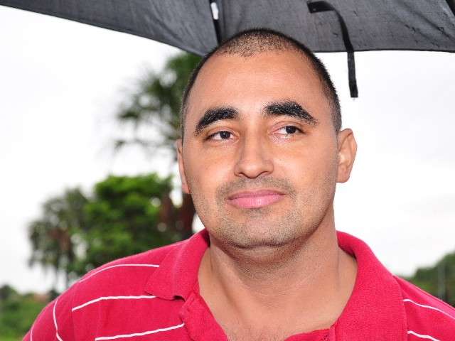 Carro engolido por cratera s&oacute; deve ser retirado nesta quinta-feira