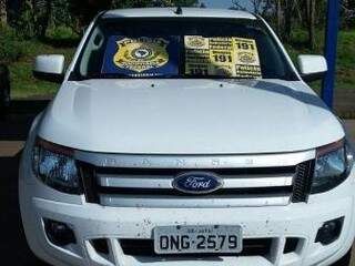Camionete foi roubada em Jataí e dono do veículo foi deixado amarrado. (Foto: PRF/ Divulgação)