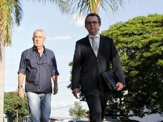 João Amorim (de camisa azul) ao lado do advogado Benedicto de Figueiredo caminhando para se apresentar à PF (Foto: Fernando Antunes/Arquivo)