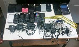 PM apreende 16 celulares e serras que seriam arremessados para presos 