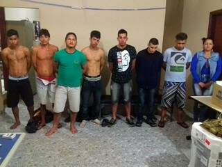 Os sete suspeitos presos em delegacia de MS (Foto: Assessoria/ PC)