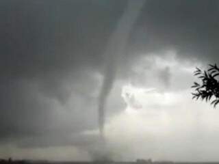 Tornado durou pouco tempo, mas foi o suficiente para assustar (Foto: Reprodução)
