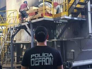 Policial da Defron observa incineração de drogas em Dourados (Foto: Divulgação/Defron)