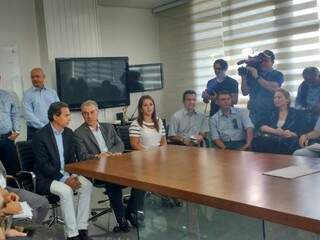 Reunião entre Marquinhos e Reinaldo também contou com a participação de secretários (Foto: Mayara Bueno)