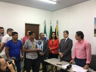 Comunidade recebeu premiação no gabinete do prefeito Marquinhos Trad (Foto: Danielle Valentim)