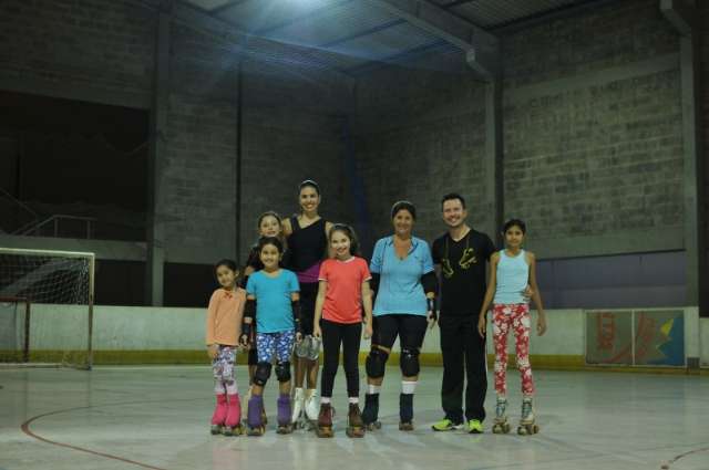 Al&eacute;m de exerc&iacute;cio, m&atilde;e e filha descobrem cumplicidade em patina&ccedil;&atilde;o art&iacute;stica