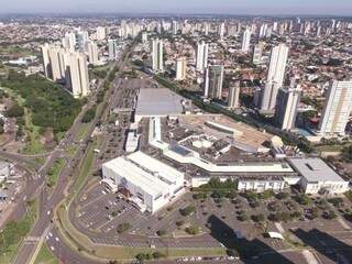 Vista aérea do Shopping Campo Grande e extensão da Avenida Afonso Pena (Foto: Fly Drone)