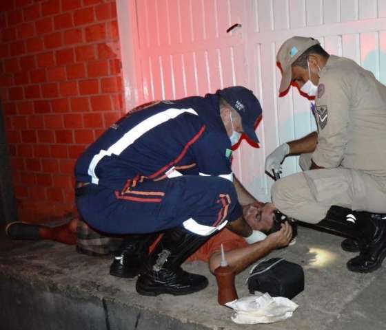 Homem &eacute; espancado ap&oacute;s se recusar a dar R$ 2 para comprar bebidas
